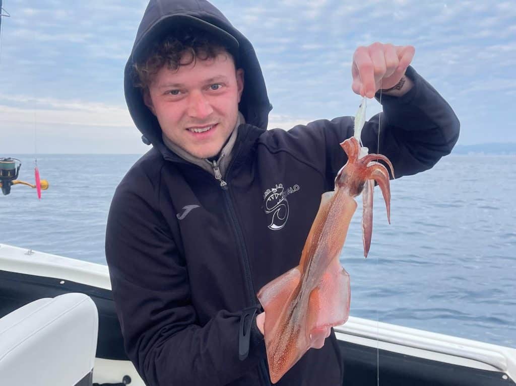 pesca de calamar desde embarcación