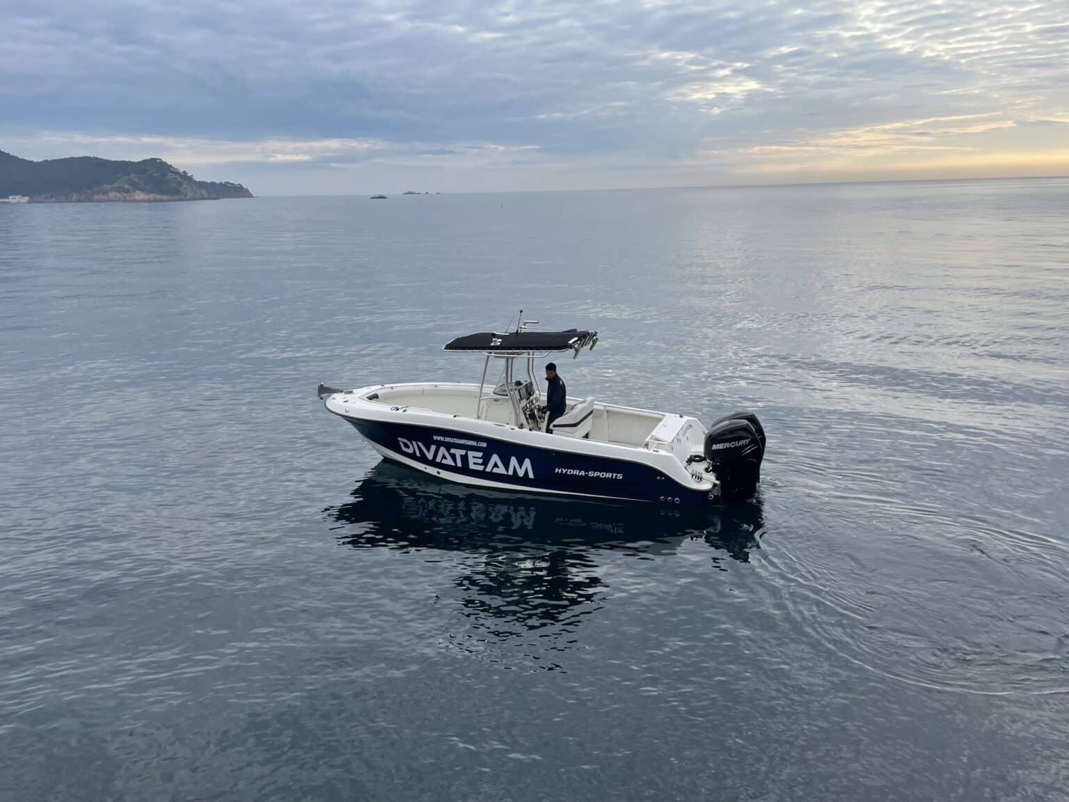Lancha de alquiler con patrón Hydrasports Vector 2500cc en la Costa Brava