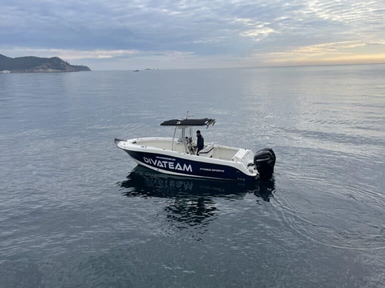 Alquiler de la lancha Hydrasports Vector 2500cc en Palamós