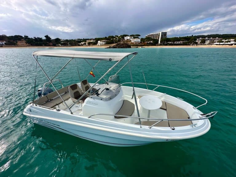 La Destiny fondeada frente a Palamós