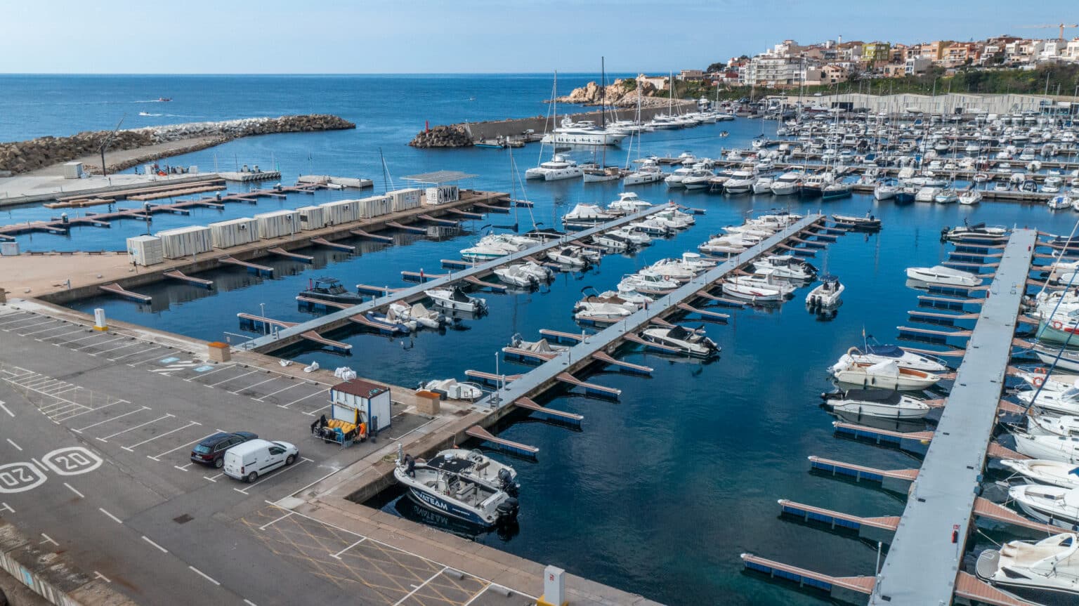 Vista del Port Marina Palamós con los barcos amarrados