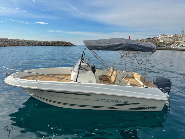 Jeanneau Cap Camarat 5.5 CC Luna vista de costado en Palamós