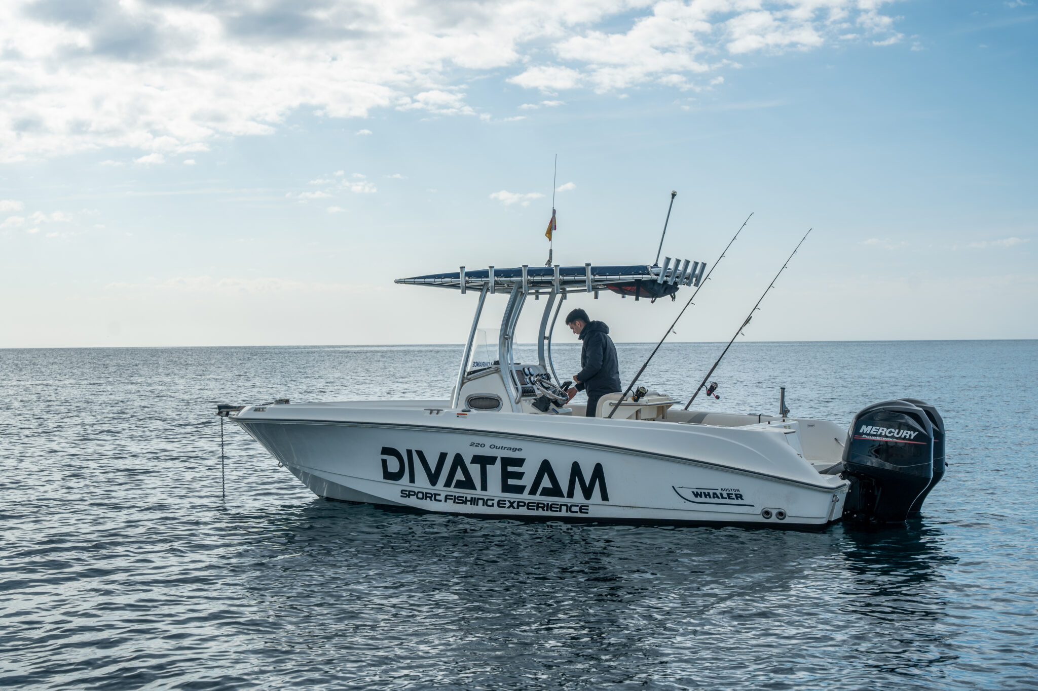 Barco de pesca Boston Whaler de Divateam Fishing en el mar frente a Palamós